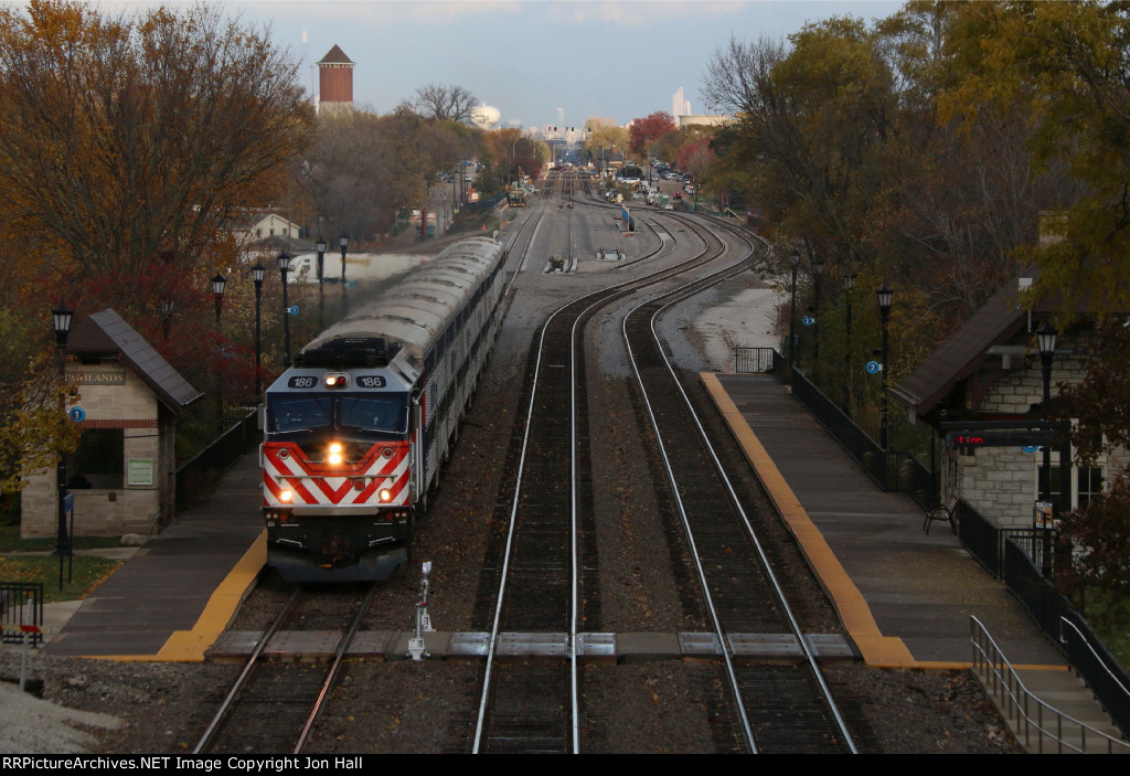 METX 186 starts to accelerate again after crossing the new track on the bridge